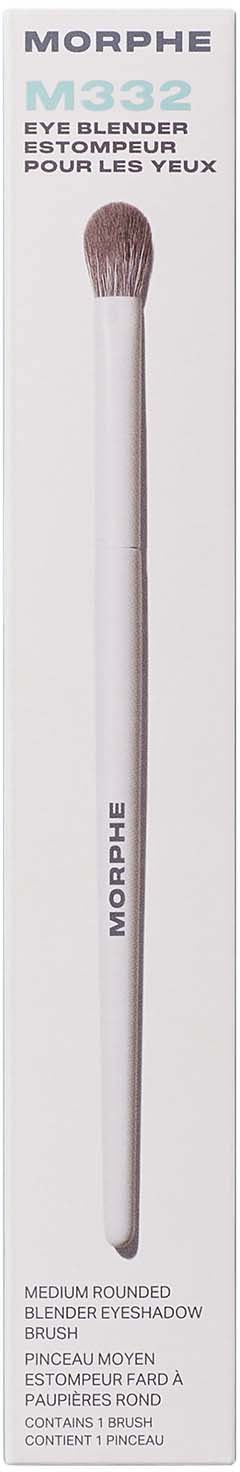 En tunn, vit makeupborste med en rundad spets, märkta Morphe M532, i deras förpackning.