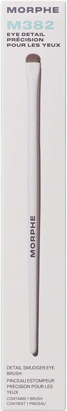 En vit ögonmakeup-borste med en brun spets, märkt Morphe M421, på vit bakgrund.