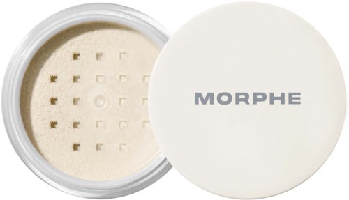 En vit behållare med lock märkt Morphe och pulver inuti med små hål för tillgång.