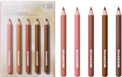 Fem läppennor i nyanser av persika, orange, rosa, nude ochbrun, med förpackning som visar Morphe-loggan.