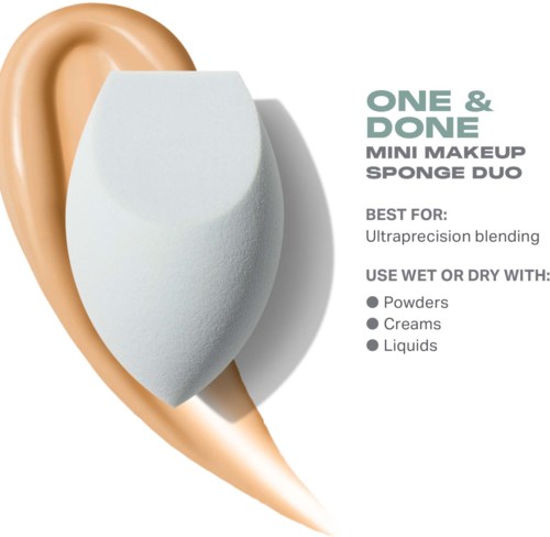 Tekst på en hvid og beige makeup-svamp med instruktioner til brug og formål. Den fremmer blending af puder, cremer og væsker.
