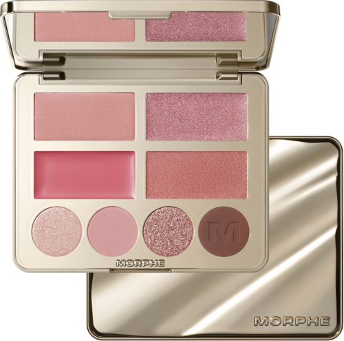 En makeuppalette med rosa, koral og shimmerende nuancer, inklusive blush, øjenskygge og highlighter.