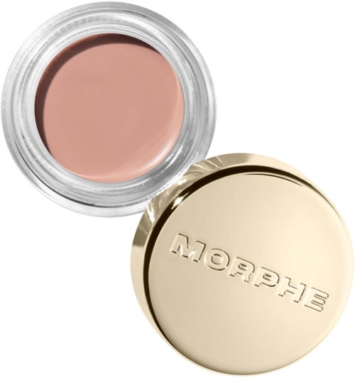 Krem i gjennomsiktig krukke med gullfarget lokk, merket Shiseido. Kremen er lys beige.
