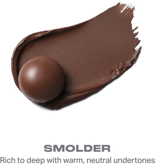 En chokladsmetning med en rund chokladboll på en vit bakgrund. Ordet SMOLDER skriver under.