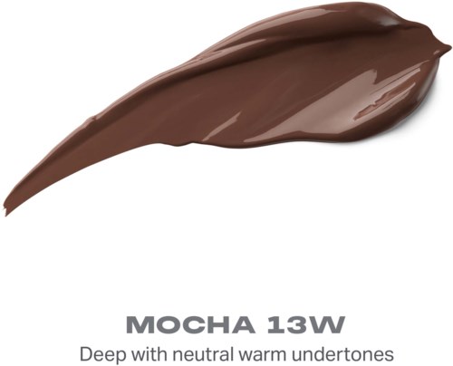 Ett streck av brun makeup eller färg märkt Mocha 13W, beskrivet som djupt med neutrala varma undertoner.