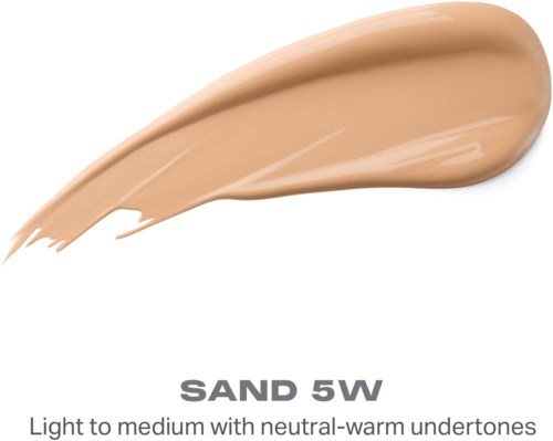 En beige makeupprodukt med lite tjock konsistens, märkt Sand 5W, passar för ljusa till medium hudtoner.