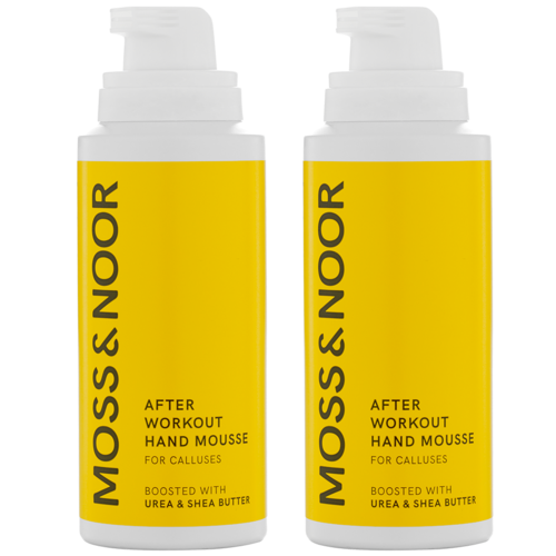 Två guldsprutande flaskor med vita pumphattar märkta 'MOSS & NOOR' för handmousse efter träning, med sheasmör och urea.