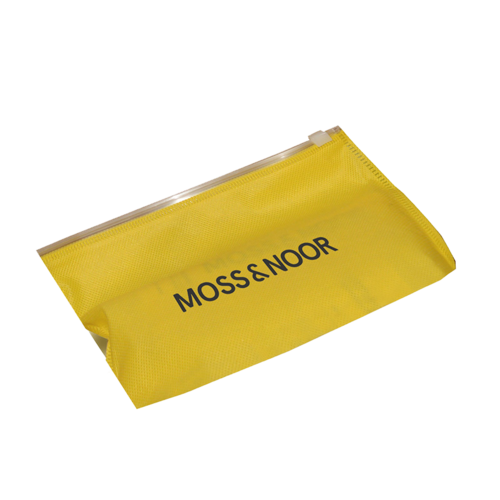 En gul påse med varumärket "Moss & Noor" tryckt på den.