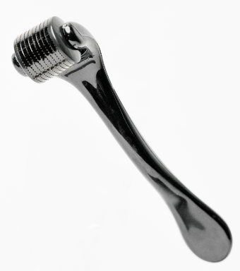 Ett metalliskt massageredskap med en texturerad rulle på ena änden och ett böjt handtag för grepp.