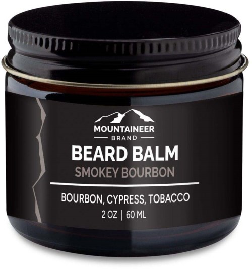 Czarny słoik z czarną pokrywką zawiera Mountaineer Beard Balm, zapach Smokey Bourbon, wyprodukowany z bourbonu, cyprysa i tytoniu.