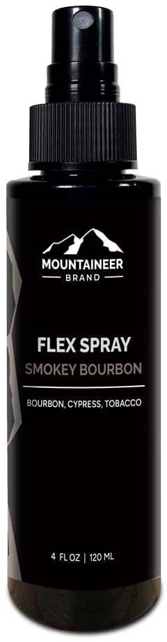 Eine schwarze Sprühflasche mit Aufschrift 'Flex Spray Smokey Bourbon' mit Berglogo, enthält 4 Unzen duftendes Produkt.