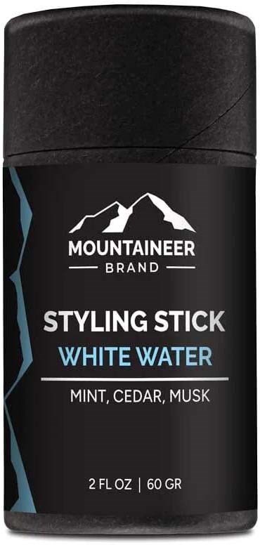 En svart deodorantstift beholder merket 'Mountaineer Brand Styling Stick White Water' med duftnoter av peppermynte, sedertre og musk.