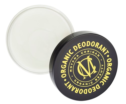 En svart förpackning för ekologisk deodorant med gul logga och text, bredvid ett öppet lock.
