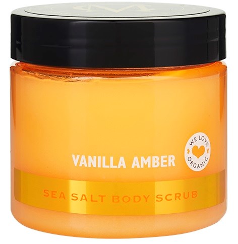En burk med vanilj-amber havssalt kroppsskrubb med svart lock och orange behållare. Det finns etiketter som visar doft och produkt.