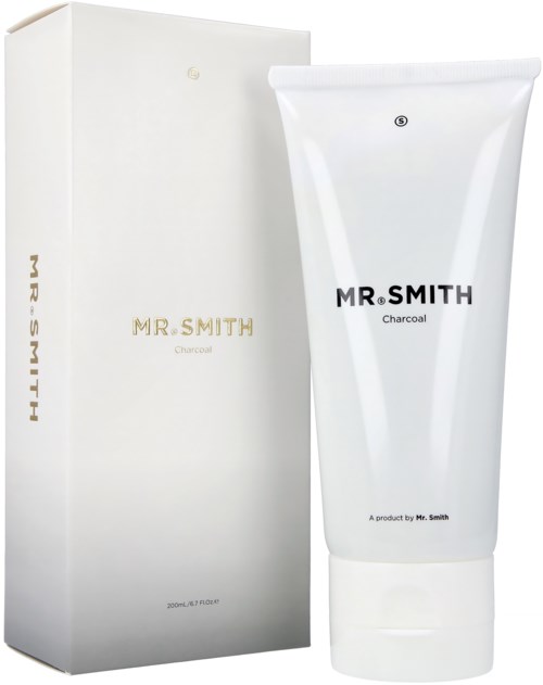 En hvit tube og eske merket 'MR. SMITH Charcoal' for hudpleie eller helse.