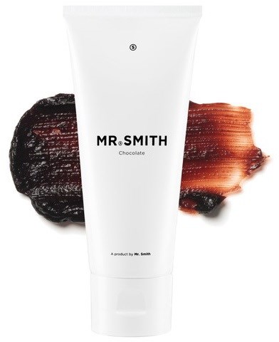 En hvit tube merket "MR. SMITH Chocolate" med mørke og brune malingsflekker bak.