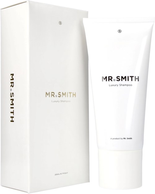 Vit box och tub märkt 'Mr. Smith Luxury Shampoo'. Enkel, ren design med svart och guldtext.