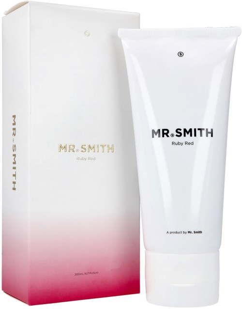 En hvit tube og eske merket 'MR. SMITH Ruby Red', med en rosa gradient nederst på esken.