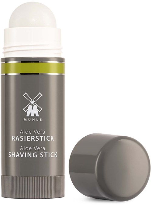En grå Aloe Vera barberstift med fjernet låg, der viser den hvide barberingsprodukt indeni.