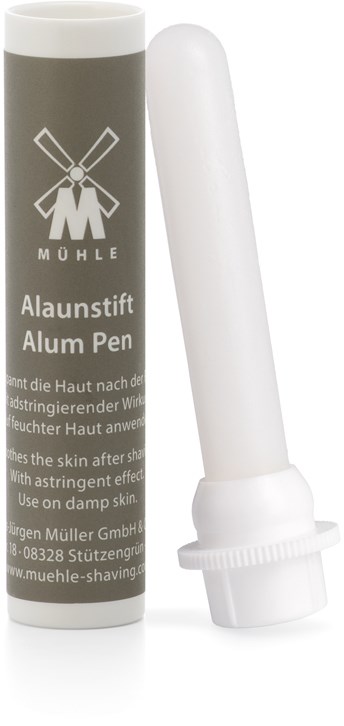 Ett grått rör märkt 'Alum Pen' med vit lock, används för att lugna huden efter rakning.