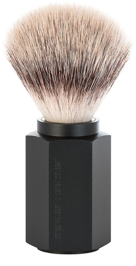 Et sort håndtag med en stor, fluffy, flerfarvet børste på toppen, bruges til makeup eller barbering.