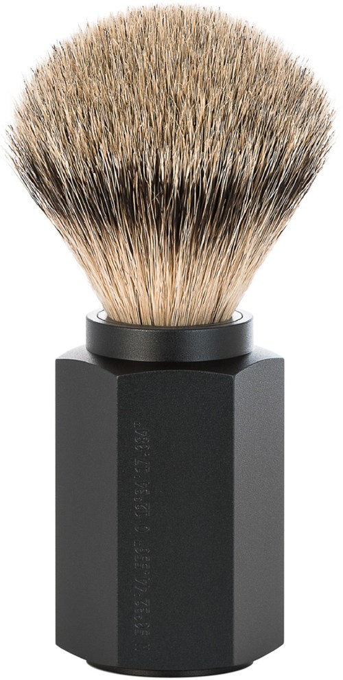 Barberkost med svart håndtak og tette, fluffy bust.