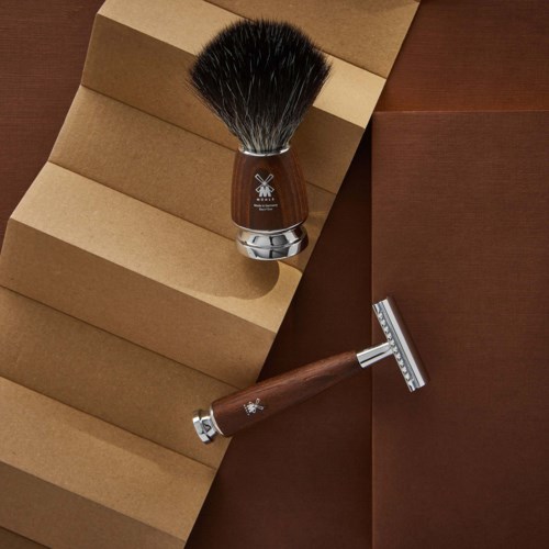 En barberkost med treskaft og svarte børster, og en barberhøvel med matchende treskaft.