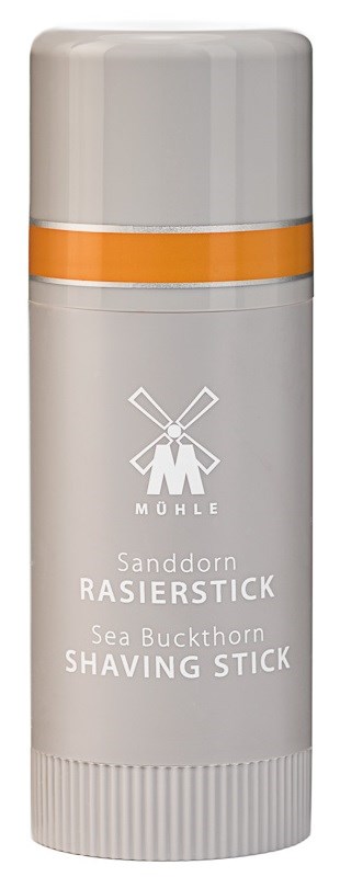 Valkoinen parranajovoideputkilopullo, jossa oranssi nauha, merkintä 'Sanddorn Rasierstick' ja 'Sea Buckthorn Shaving Stick.'