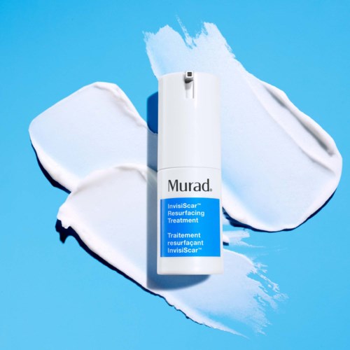 Eine weiße Sprühflasche von Murad, mit blauer Hintergrundfarbe und zerbrochener weißer Creme darum.