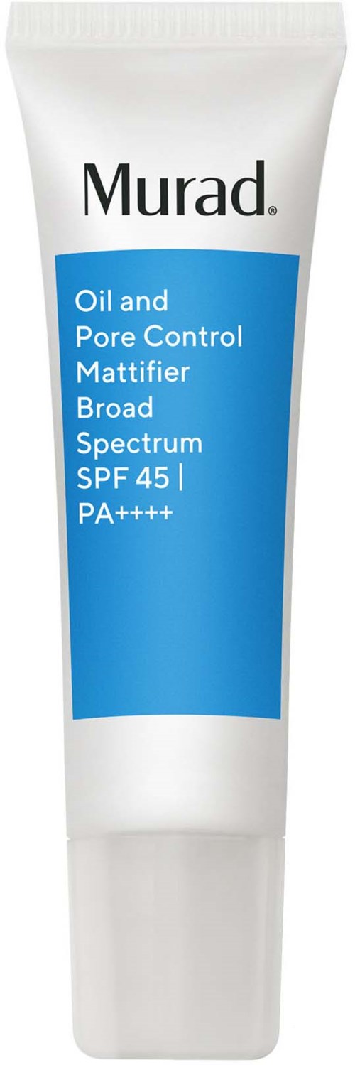 Vit tub med blå etikett, innehåller oljekontrollerande matt Finish-kräm med högt solskydd SPF 45.