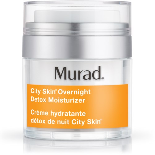 Bildet viser et klart glasskrus med Murad City Skin Overnight Detox Moisturizer med et oransje etikett.