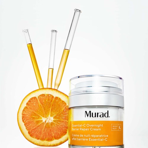 Halv appelsin med tre prøveglass fylt med gul væske og en krukke merket "Murad Essential-C Overnight Barrier Repair Cream."