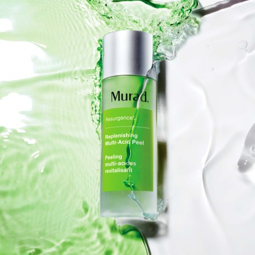 En grön och silver ansiktsvårdsflaska märkt "Murad Resurgence Replenishing Multi-Acid Peel" omgiven av vatten och stänk.