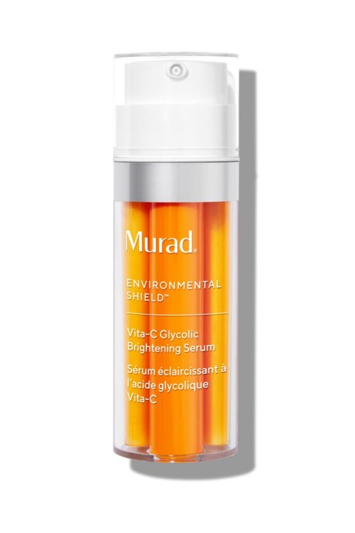 En tydlig flaska med ljus orange serum, vit pump och etikett med Murad och produktinformation.