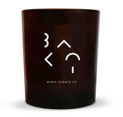 En mörk doftljus med en minimalistisk vit logga och namnet "MURO SCENTS CO" under.
