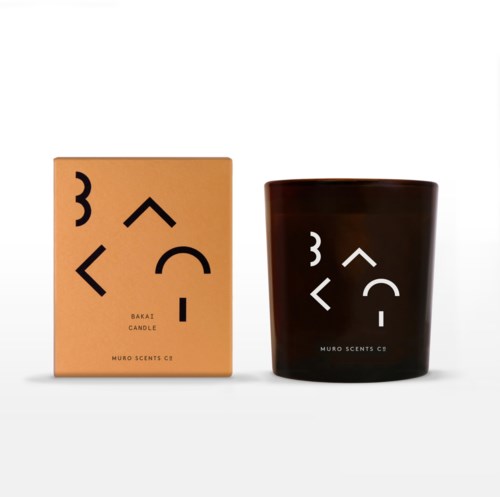 Ett ljus och dess förpackning med enkla svarta och vita symboler och text, märkt 'Bakai Candle' och 'Muro Scents'