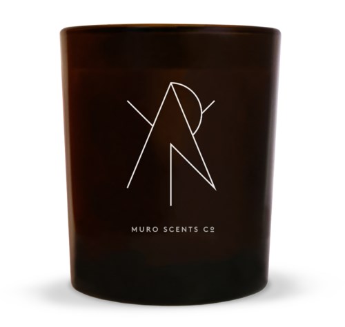 Et svart duftlys med en hvit geometrisk logo og teksten "Muro Scents Co" under.