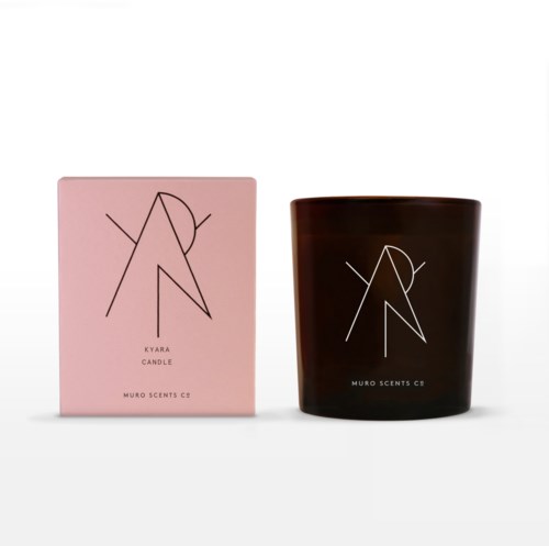 En rosa eske og en svart lysestake med samme logo og tekst, viser et lysprodukt fra Muro Scents.