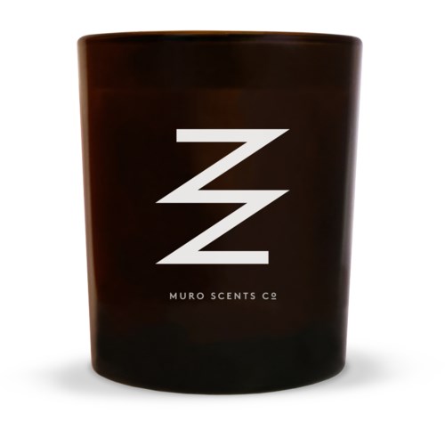 En svart ljuslykta med en vit logotyp av ett zigzag Z och texten "MURO SCENTS CO" nedan.