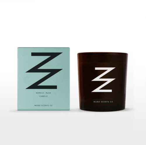 En tändsticka i en svart behållare och en låda med en stor Z-logga, märkt 'Nordic Musk Candle' av Muro Scents.