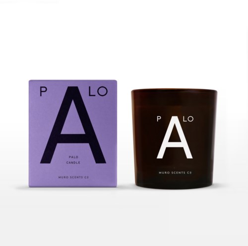 En lila låda och ett svart ljusglas, båda med vit text 'PALO' och 'A', visas bredvid varandra.