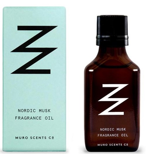 En brun flaska och en ljusgrön förpackning med en svart zigzag Z-logga, märkt 'Nordic Musk Fragrance Oil' av Muro Scents.
