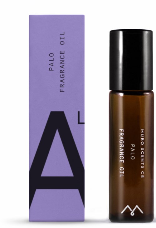 En lila förpackning och en brunt flaska med svart lock, märkt 'Palto Fragrance Oil' och 'Muro Scents'.