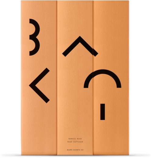 Tre orange lådor med svarta abstrakta symboler på varje sida. Liten text längst ner nämner nordisk musik och diffuser.