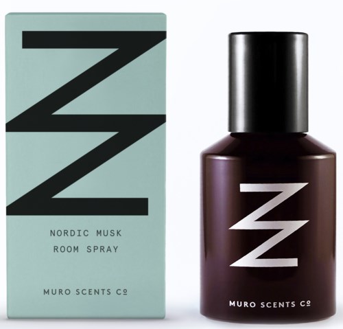 En doftflaska och förpackning märkta 'Nordic Musk' från Muro Scents Co. med minimalistisk design och mörka färger.