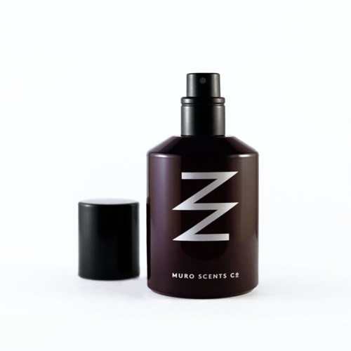 En mörk flaska med sprayhuvud och lock, märkt med en stor Z och texten "MURO SCENTS CO".
