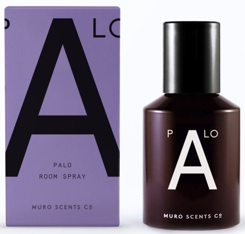 En lila box och en mörk flaska med stor bokstav 'A' och mindre text, som visar ett rumspray från Muro Scents.