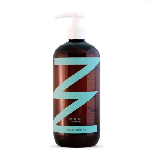 En brun flaska med vit pump innehåller Nordic Musk duschgel från Muro Scents, med stort Z-tryck på etiketten.