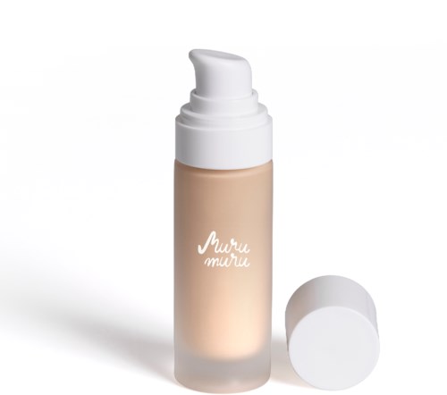 En beige farget flytende foundationflaske med pumpe og hvit kapsel.