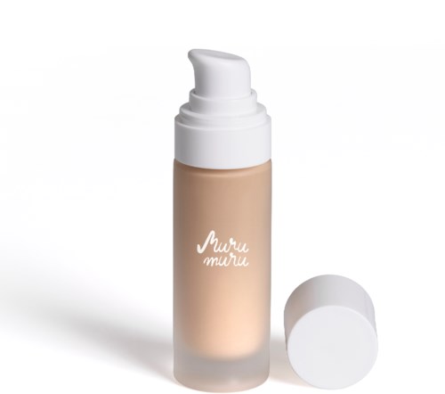 Beige nestemäisellä meikkivoidepullolla, jossa on valkoinen pumppu ja kansi vieressä.